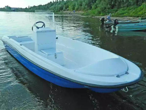 Стеклопластиковая лодка Пингвин с консолью (тримаран) в Балашихе