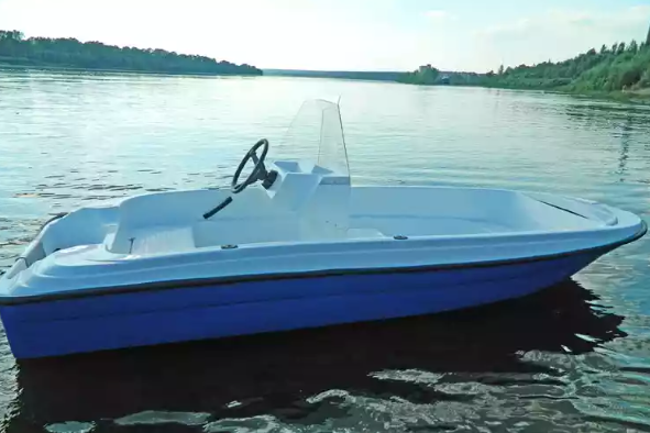 Стеклопластиковая лодка Пингвин с консолью (тримаран) в Балашихе