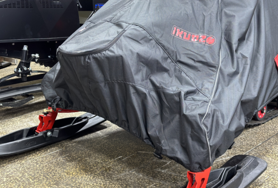 Чехол транспорт. снегохода IKUDZO HUNTER черно-красный Оксфорд ПРЕМИУМ качества с лого IKUDZO в Балашихе